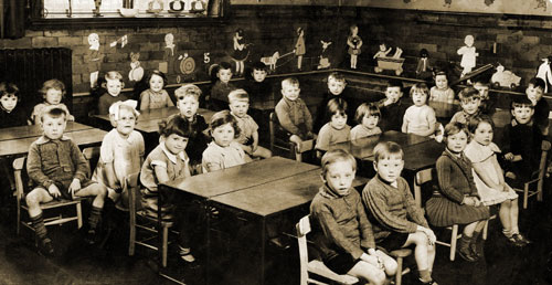Class 4.2 in classroom Pikes Lane School in classroom 1939